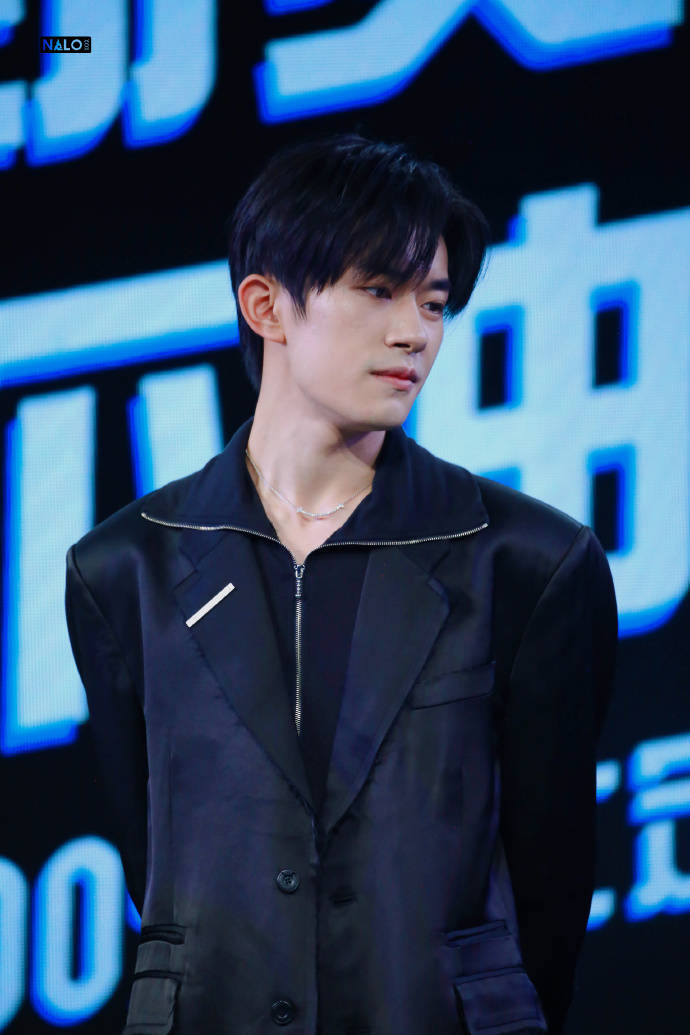 演员歌手易烊千玺经典时尚照片合集