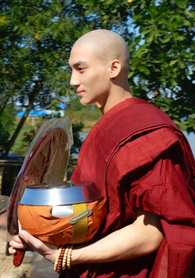 地表最帅和尚五官精致肌肉紧实他是下一个丁真