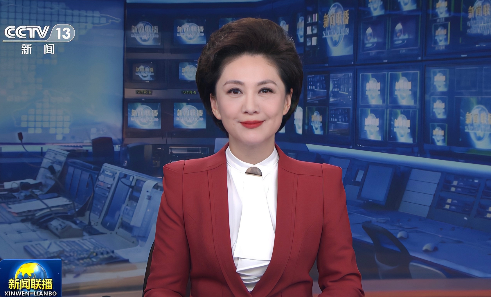 央视主播海霞罕见露面,缺席《新闻联播》,跨界参加娱乐圈活动