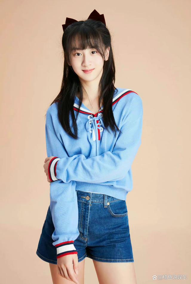 14岁森碟近照曝光,打扮清纯去野外摘菜,继承父母颜值身高抢镜