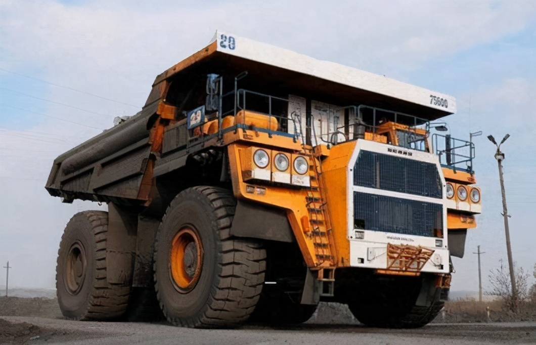 全球最大的卡车白俄罗斯别拉斯75710高达三层楼载重450吨