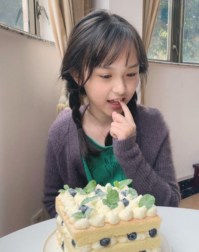 原创曾经火爆全网的小芈月已长大现今11岁的她颜值越来越高腿也很长