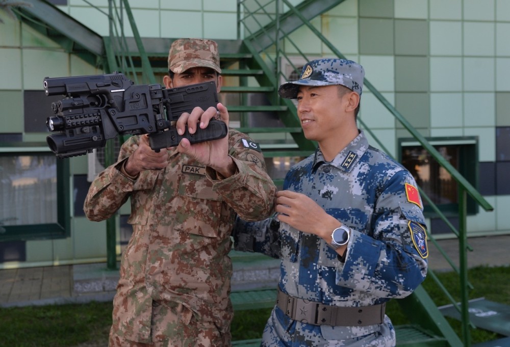 "和平使命-2018"花絮外军紧握我方一款造型奇特武器