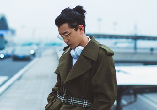 不仅过时平时还不好打理,远没有get这款剃鬓角马尾辫发型来的时髦创意