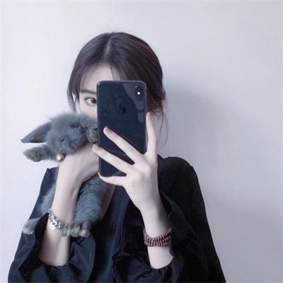 拿苹果13手机挡脸的女生头像