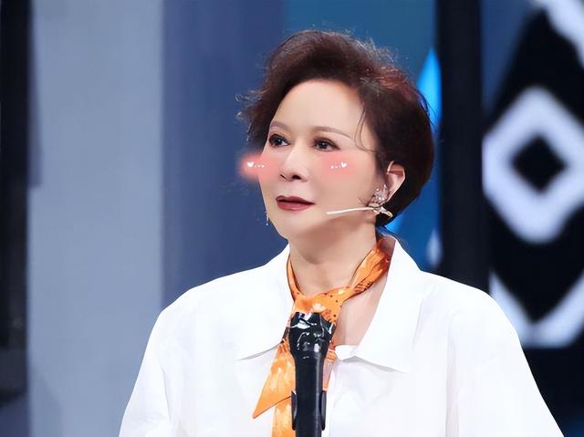 61岁蔡明近照曝光,曾因整容被质疑,如今终于坦然接受自己老去