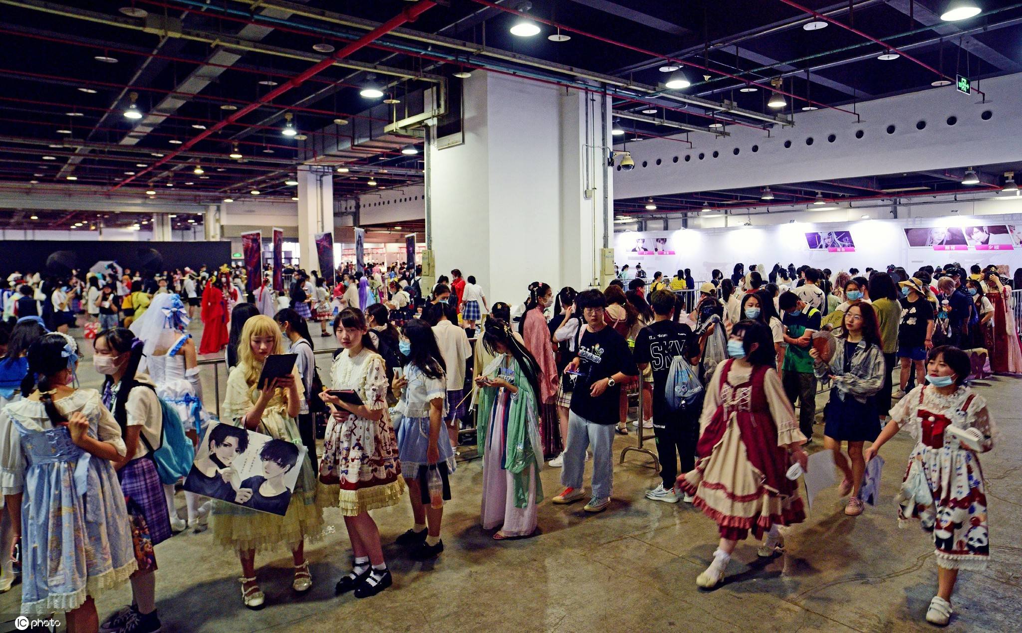 图为cosplay摄影在各大漫展上都是重头戏,摄影区架满了摄影灯.