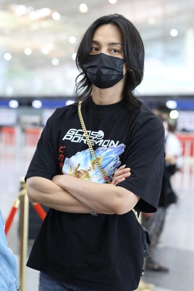 尹正造型"不修边幅",长发t恤加破洞裤,朋克气场真有硬汉味