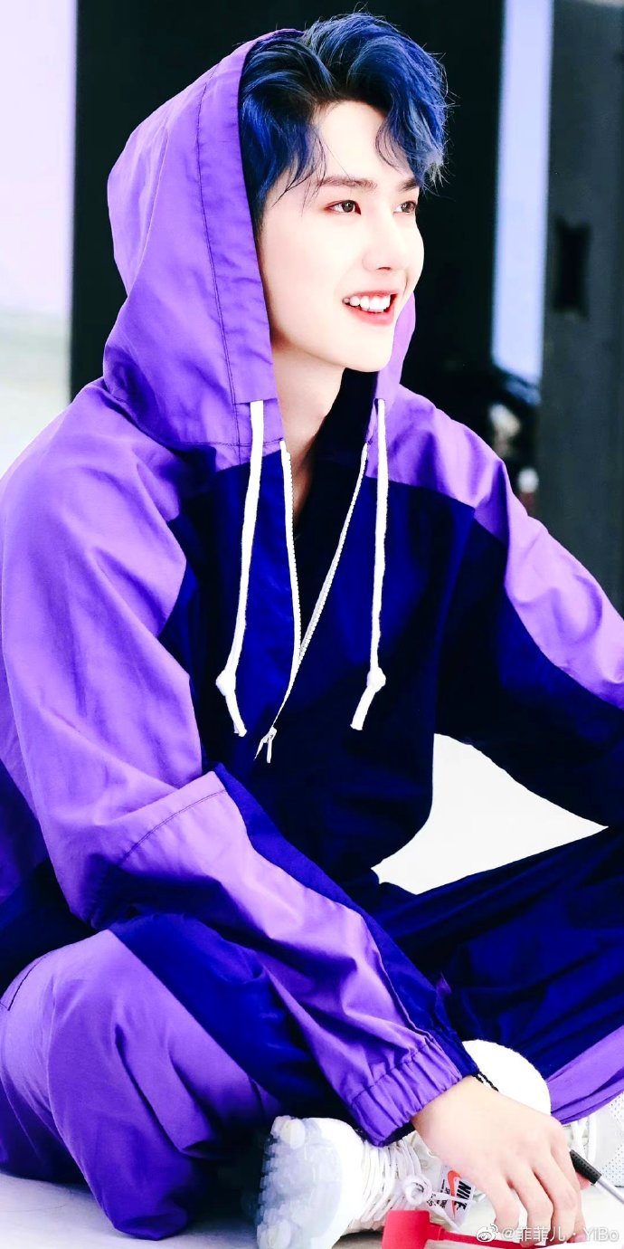 王一博#好喜欢王一博的蓝发造型侧颜生图好绝好迷人有一种让人畏è