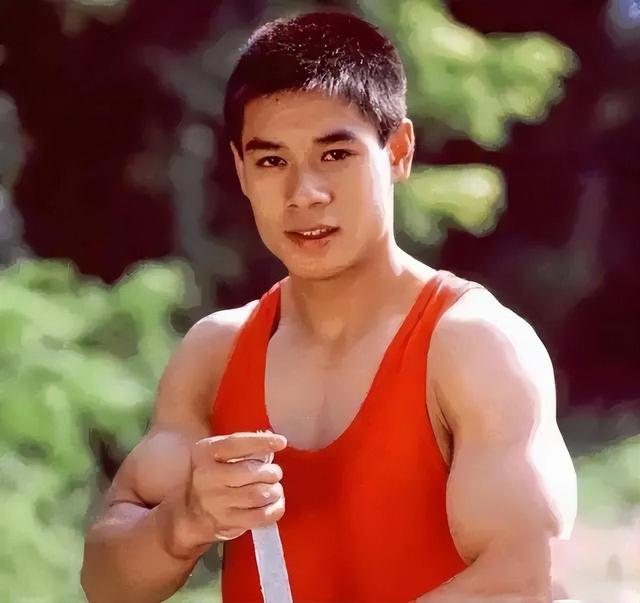 李宁这个名字在中国可以说是家喻户晓,不仅是体操神话,也是商业奇才