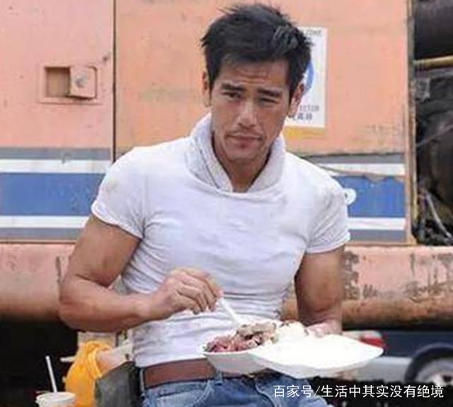 彭于晏吃东西剧照图一条件简陋图四看起来好开心