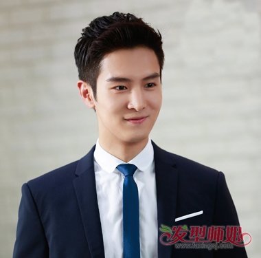 将厚厚的黑色短发打理成两边短中间长碎发之后,头顶短碎发做出立体