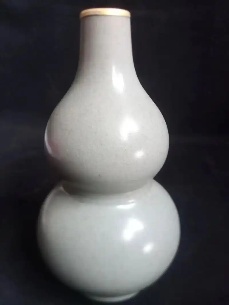 请欣赏:北宋汝窑葫芦瓶