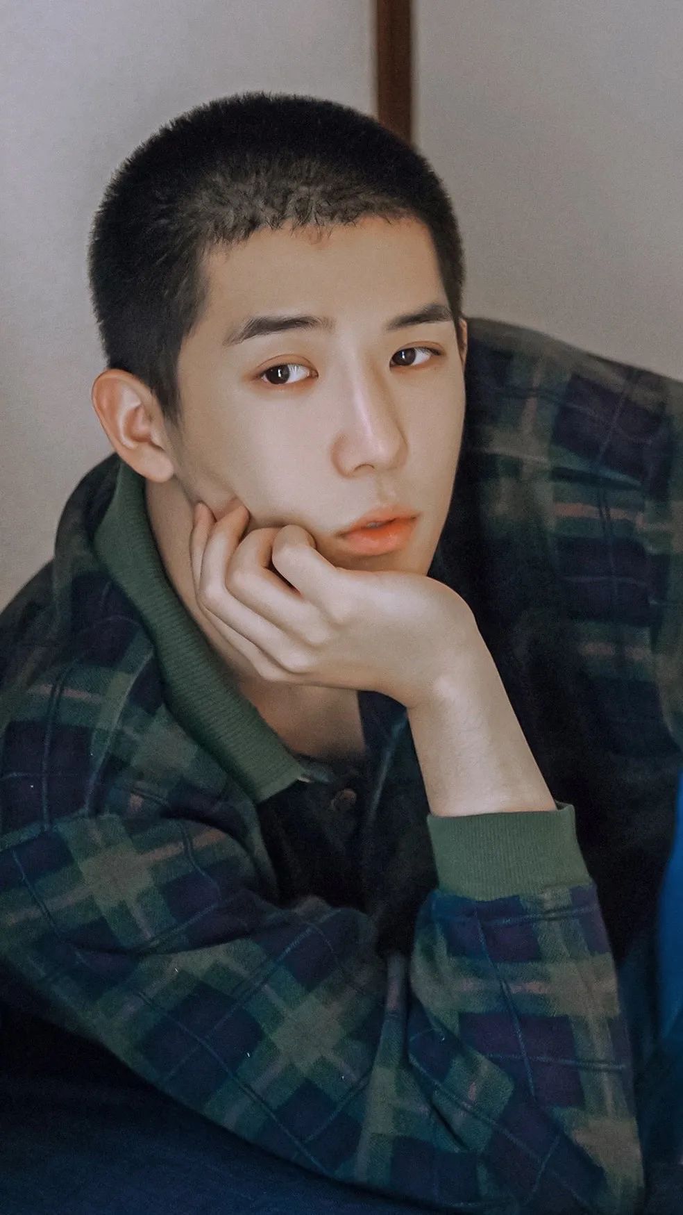 剃了寸头的王安宇完全就是小说里描写的钢厂小霸王顾飞本人了.