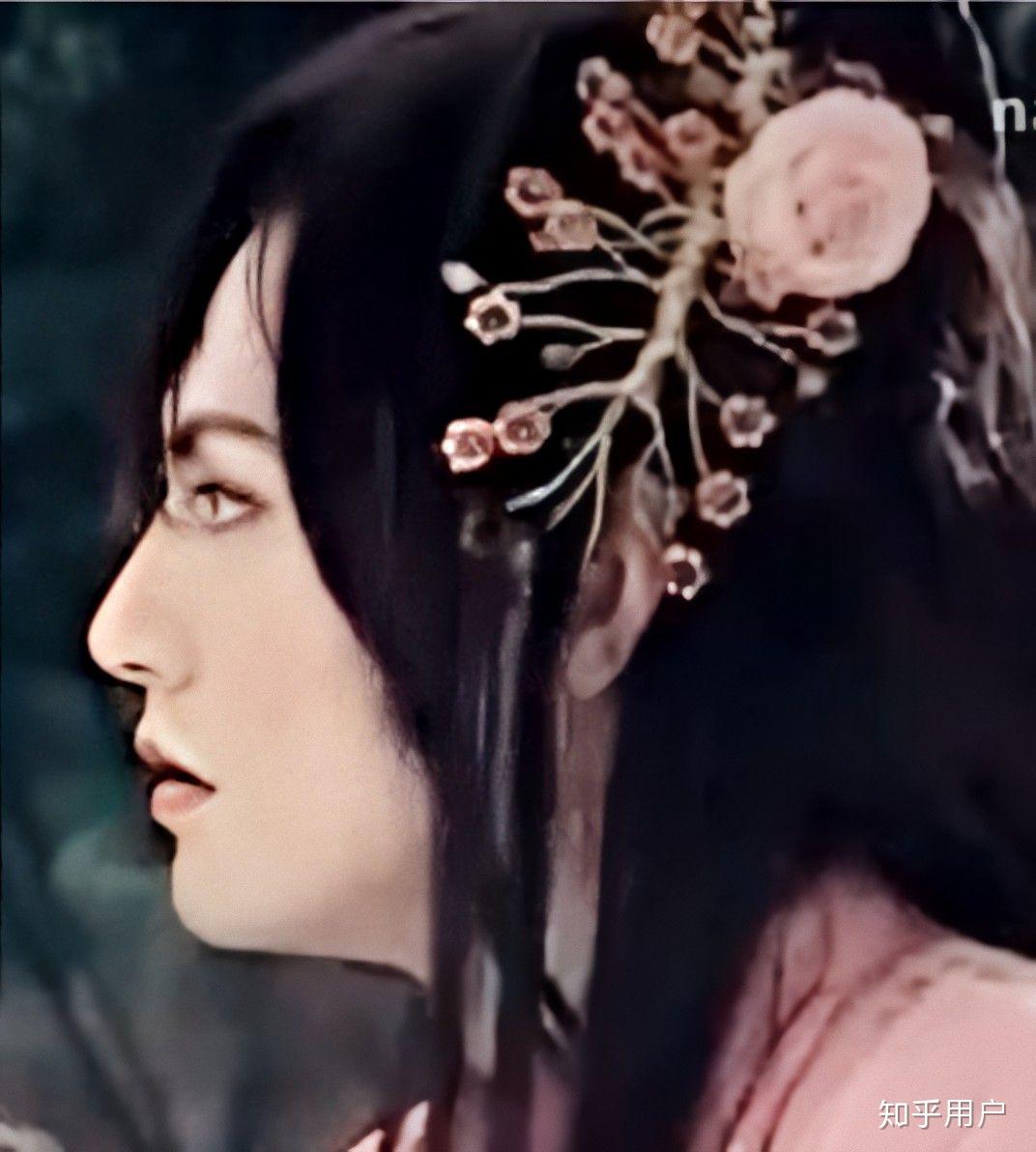 为什么尊龙和严屹宽都面部线条硬朗但是女装差别缺那么大