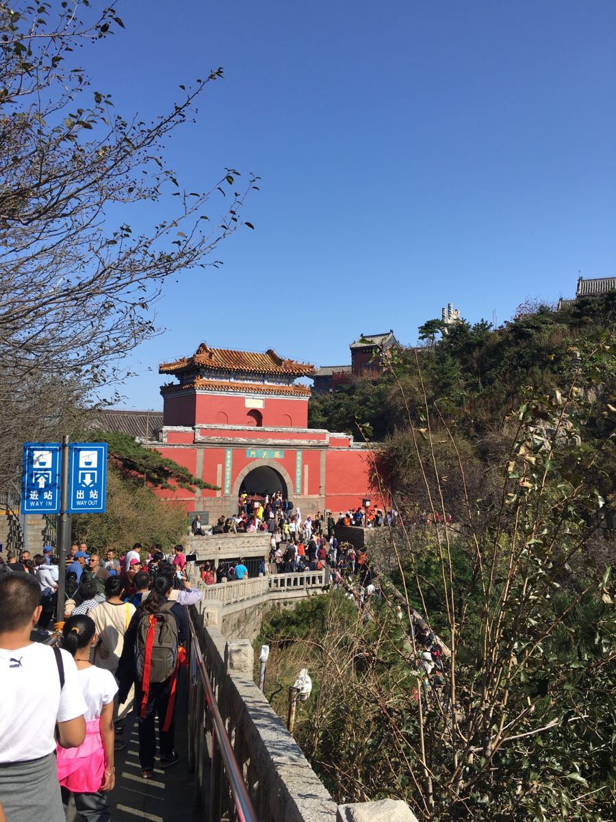 山南天门景点,我们是坐缆车上去的,所以对这里还是有印象的,感觉进了