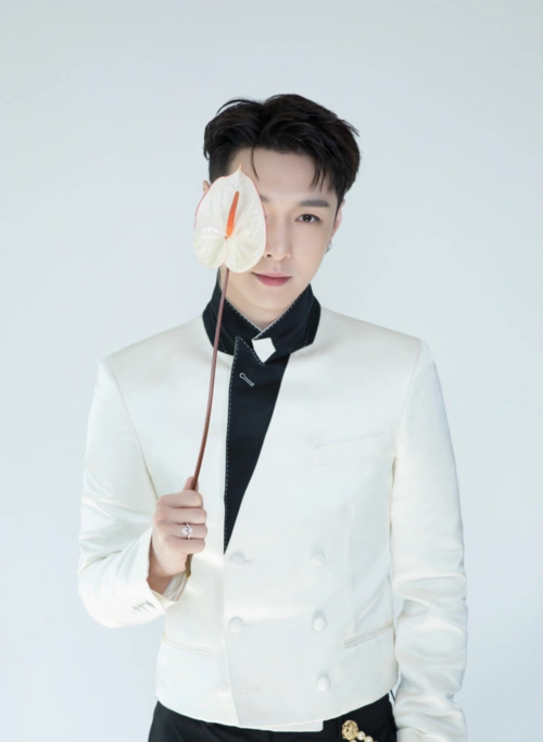 恭喜全能艺人张艺兴获得2020年星动之夜最佳音乐制作人,凭借新歌《莲