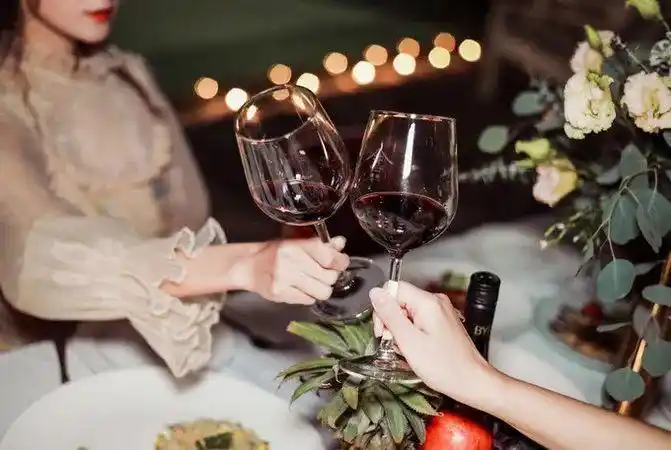 倒红酒的礼仪视频教程