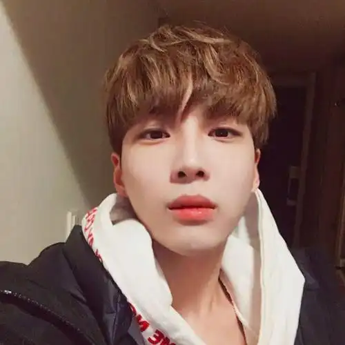 ps:喜欢这位帅哥的朋友可以关注他的ins账号:lch2095