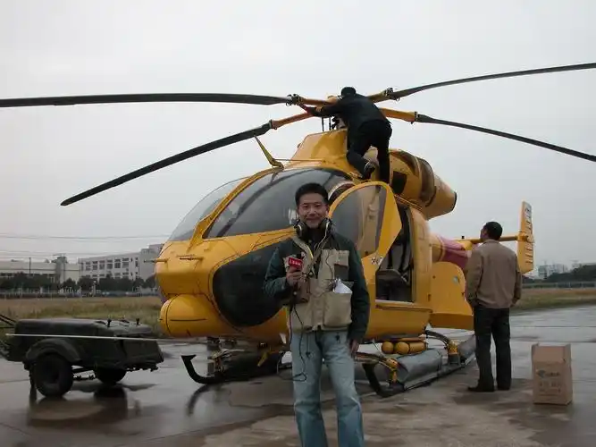 世博会期间,广播记者登上直升飞机,从空中进行路况播报