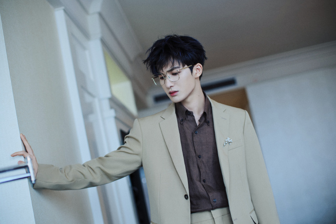 朱正廷美拉德配色西装