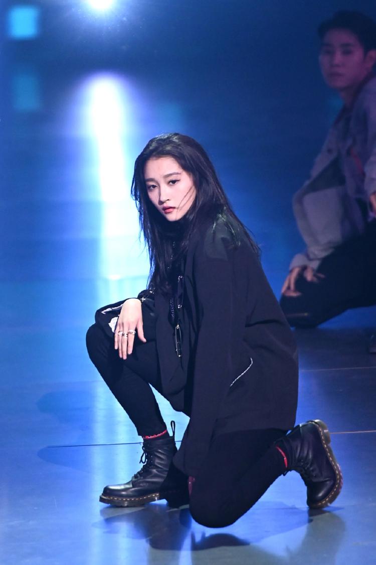 关晓彤穿露脐装秀蛮腰摇滚风造型又帅又飒