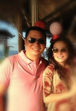 导语:近日网友晒出赵薇和老公的出游合影,照片中的赵薇和老公黄有龙同