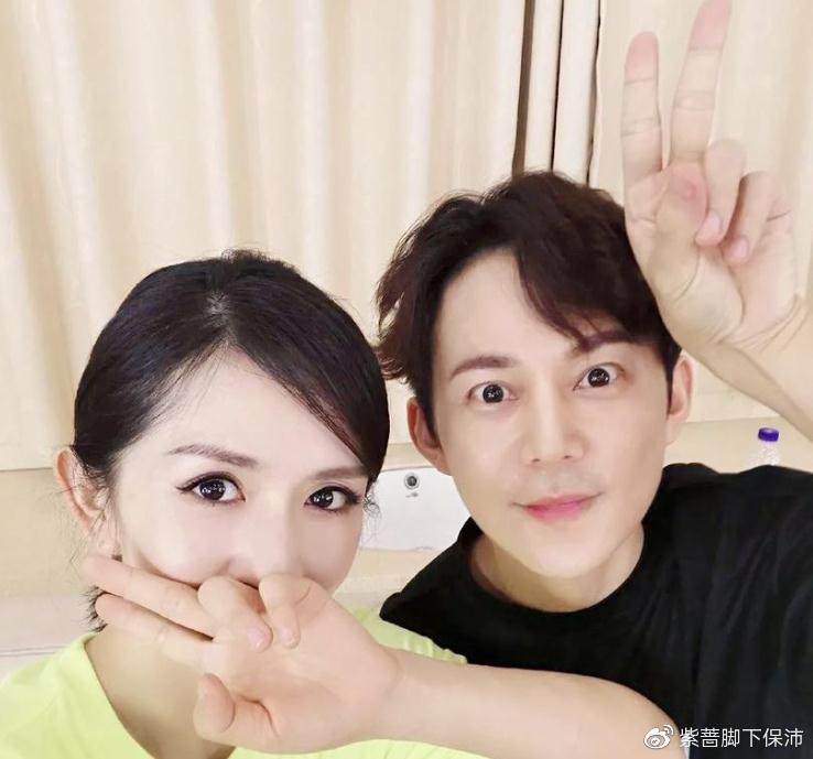 何炅的老婆被曝光大他三岁还显老陪伴何炅20年却不值得被公开