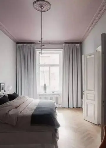 墙壁和白色天花之间使用石膏线,能隐藏接缝,便于施工,效果更富层次感