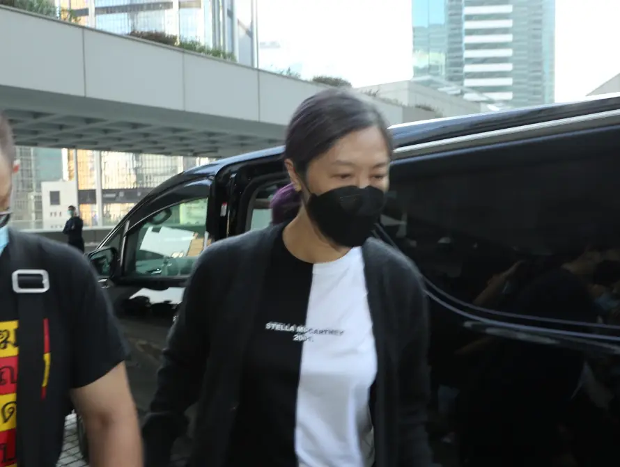 周星驰前女友于文凤向债主追讨8亿港币,曾在丈夫支持下起诉星爷_廖骏