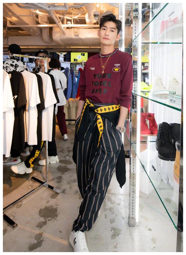 中国演员兼歌手张寒.