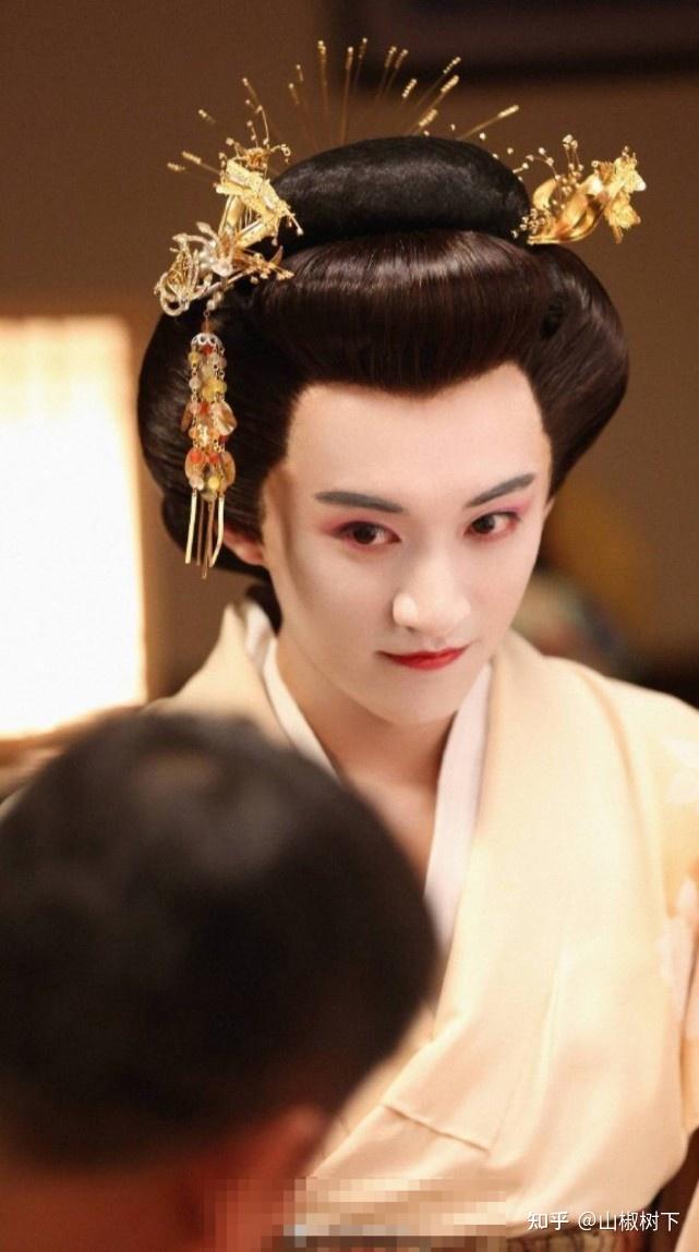古装扮相我是超爱的,果然女装也没让人失望啊,在电视剧《秋蝉》里艺伎