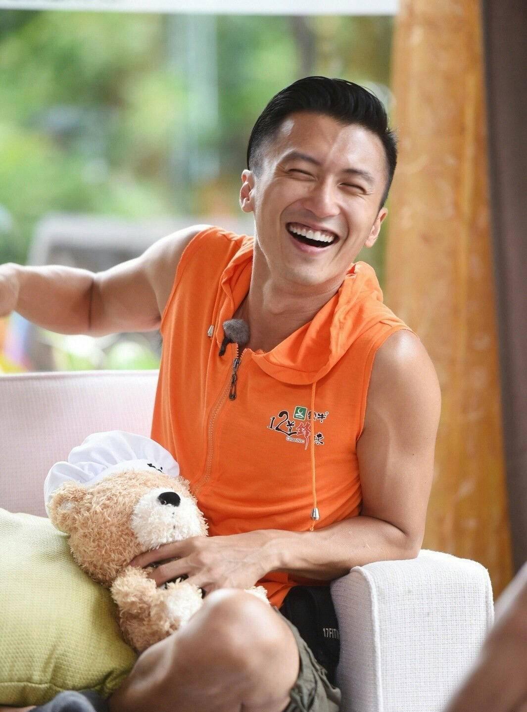 别看谢霆锋平时总是这么酷酷的,但是谢霆锋心里一直住着一个大男孩,穿