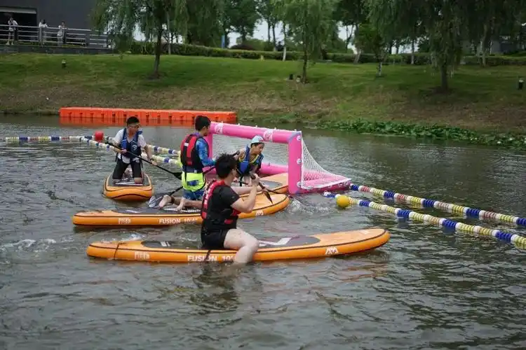 夏季浪起来上海海洋大学水上运动会桨板球比赛精彩上演