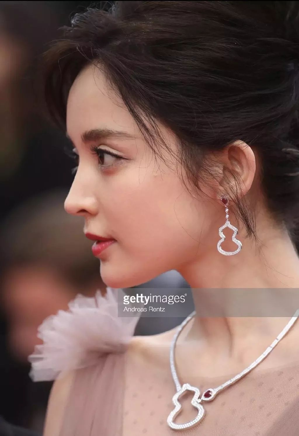 娜扎的仙女裙惊艳了,但鼻子看着呼吸好困难!