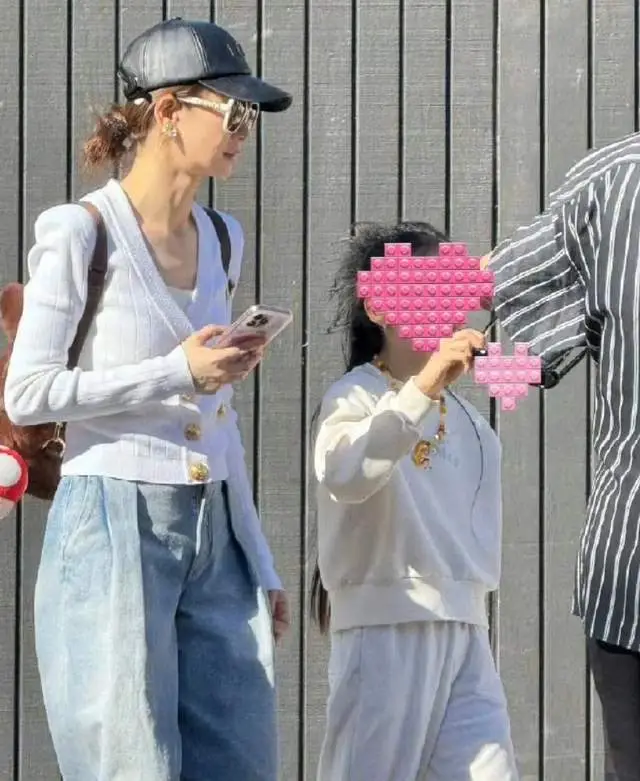 戚薇二胎儿子正面照曝光!网友:简直是男版戚薇!