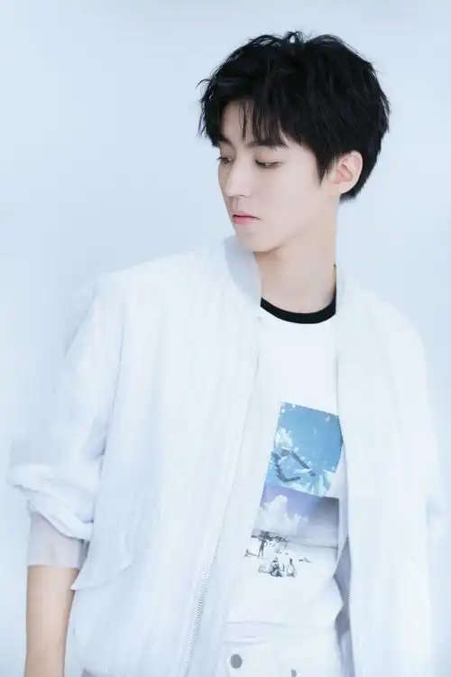 tfboys分享201104白衣少年王俊凯图照合集来袭清新帅气的王总迷人上线