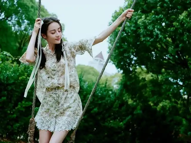 这一次被春晚导演盛赞敬业的迪丽热巴给内娱好好上了一课