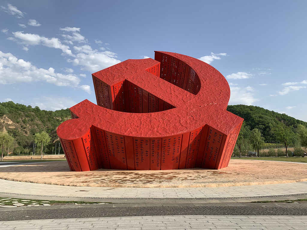 南泥湾党徽广场