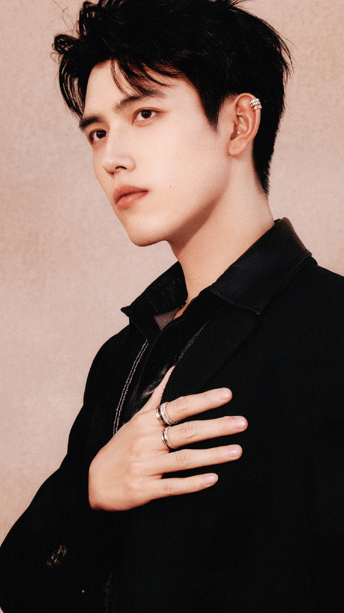 陈飞宇耳骨夹##陈飞宇脱外套前后