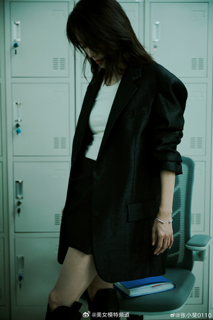 张小斐酷飒办公室大片释出西装长靴独立清冷感拉满