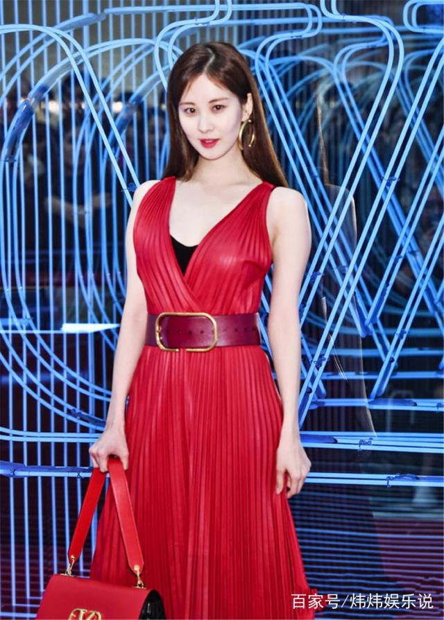 徐贤一改往日风格,一袭深v百褶红裙出席活动,越发有成熟女人味