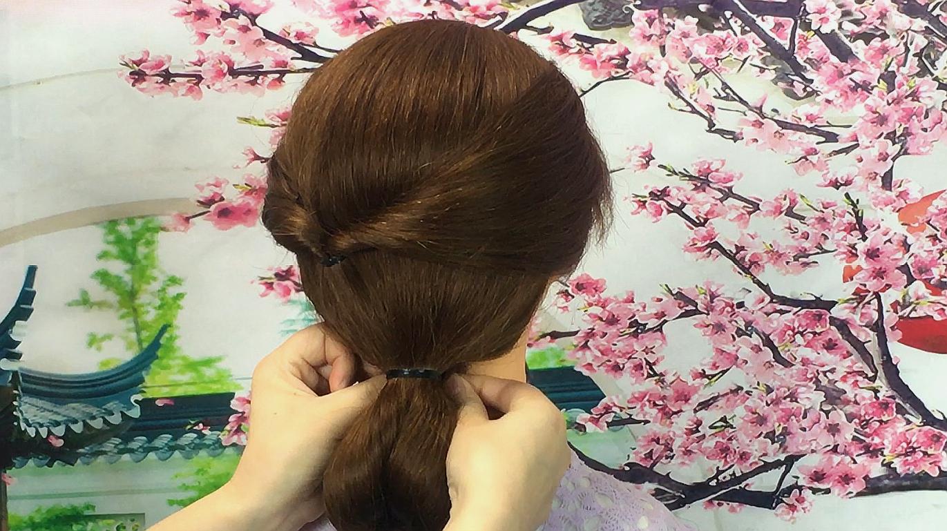 来源:爱奇艺-2017年最流行的10款长发发型扎法,绝对让你气质翻倍!