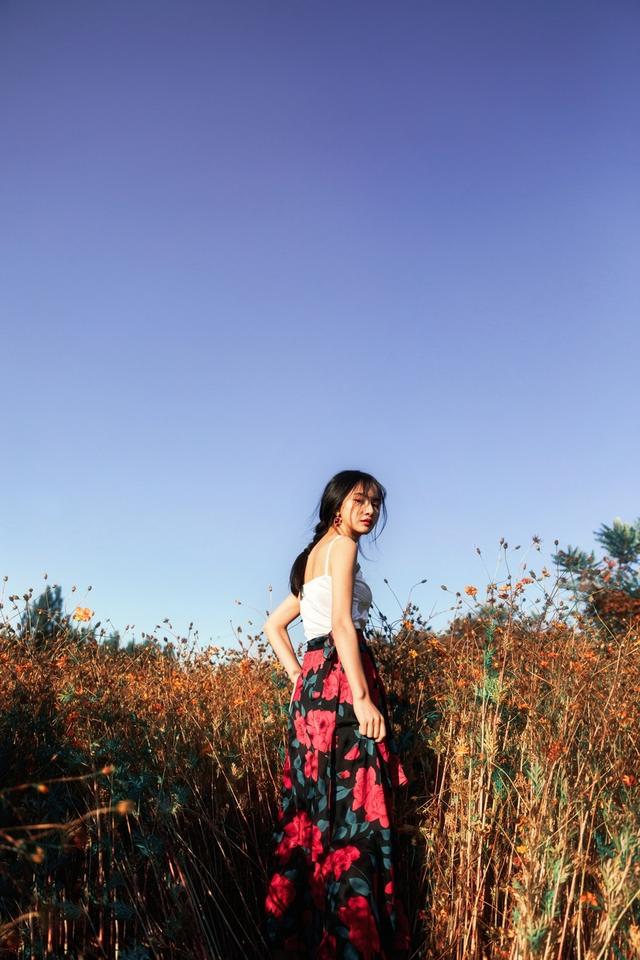 人物向前走,转身回头看向镜头. 摄影:a_李若楠