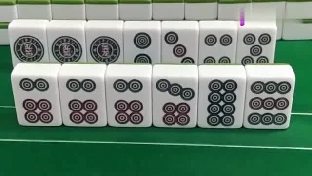 娱乐麻将技巧:这副牌抓了个6筒,是该开杠呢还是该胡牌呢?