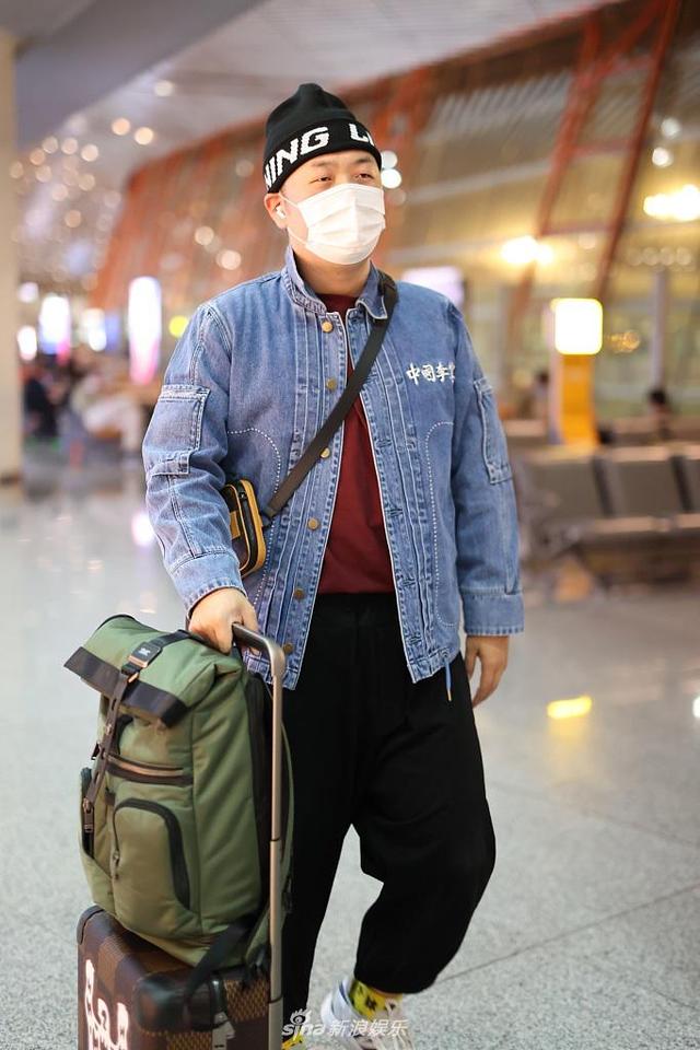 新浪娱乐讯 2020年9月30日,北京,杜海涛现身机场.