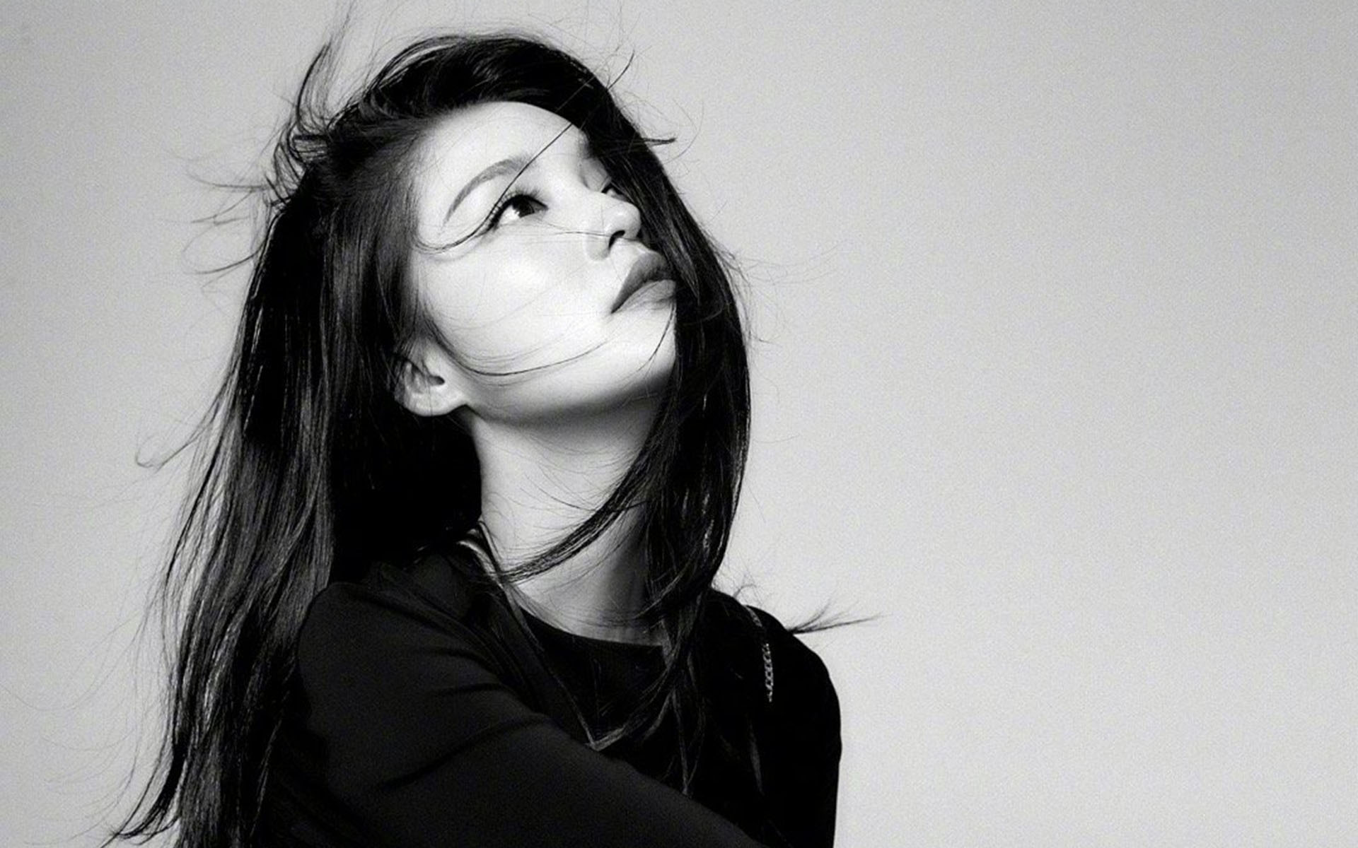 李沁黑白光影高清桌面壁纸