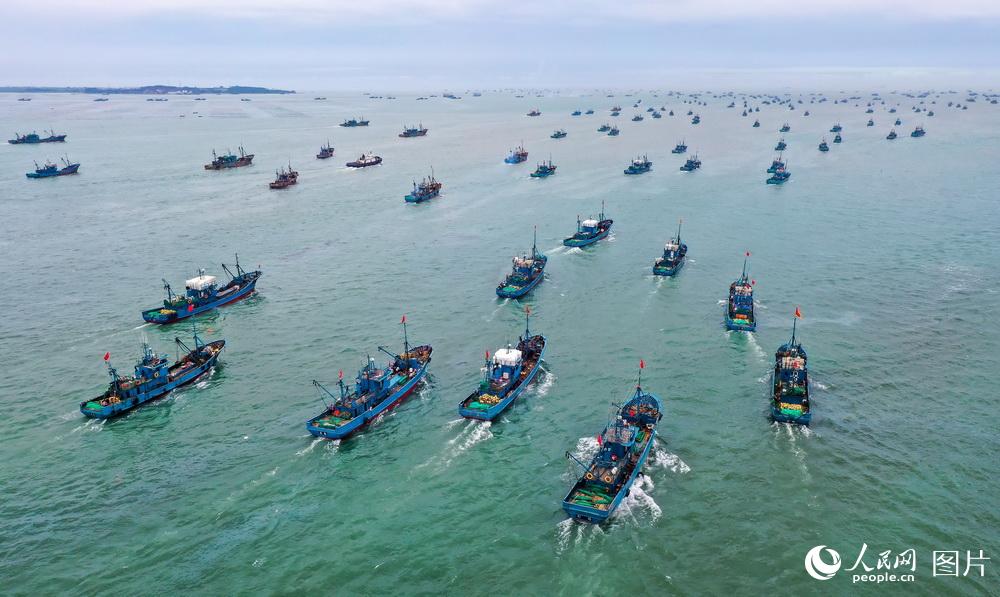 9月1日,在山东荣成石岛渔港,渔民们驾驶渔船出海捕鱼.李信君/摄