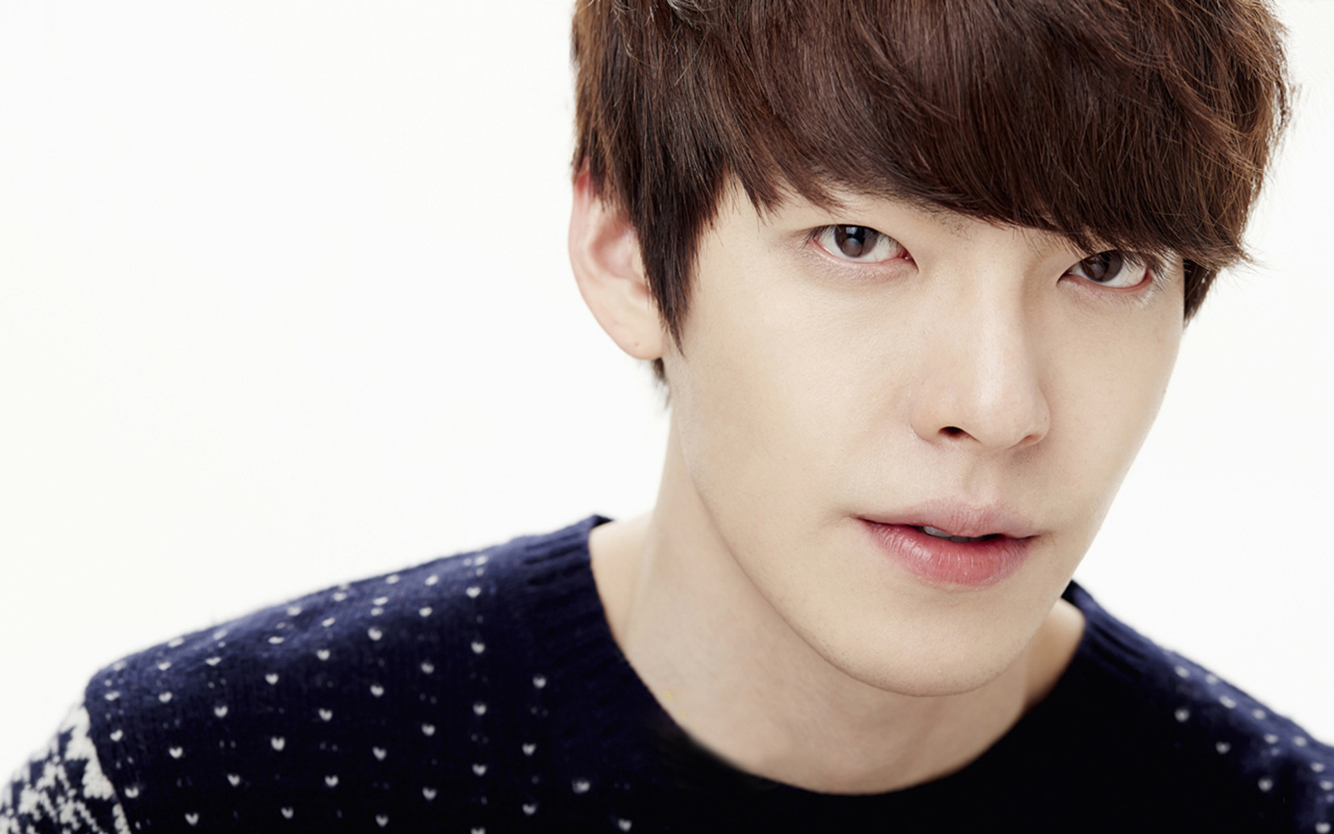 韩国帅气长腿欧巴金宇彬时尚简约高清写真桌面壁纸