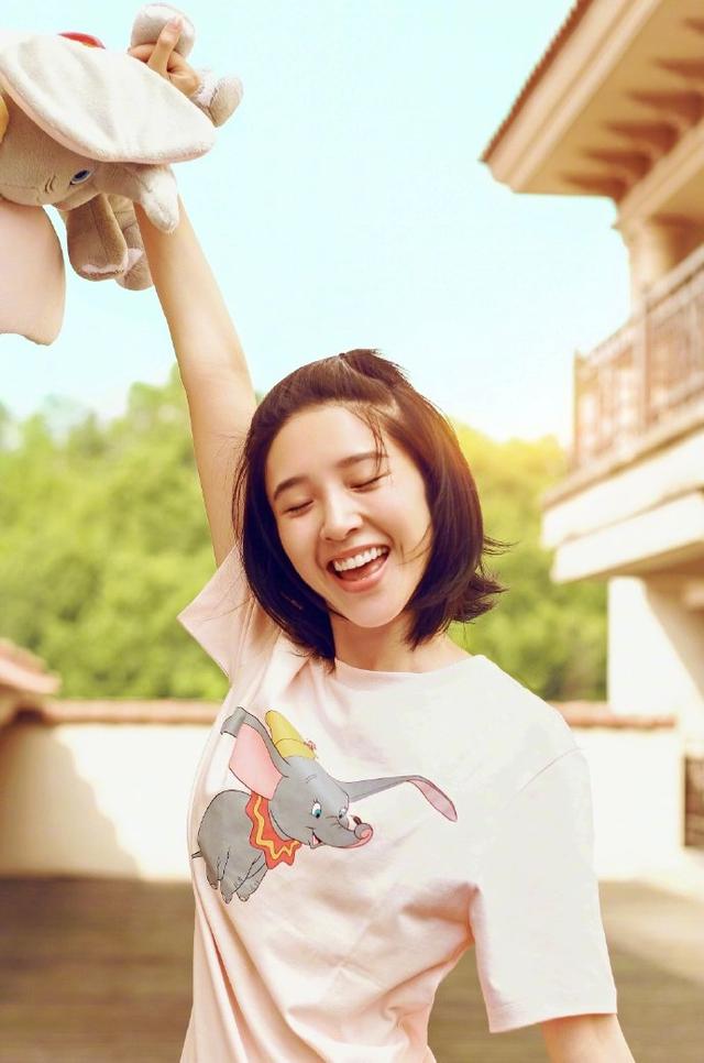 唐艺昕和张若昀婚后超甜!唐艺昕身穿粉色t恤配白色裤,清新甜美